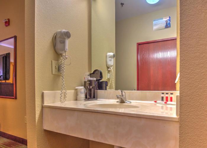 Super 8 by Wyndham Waterloo