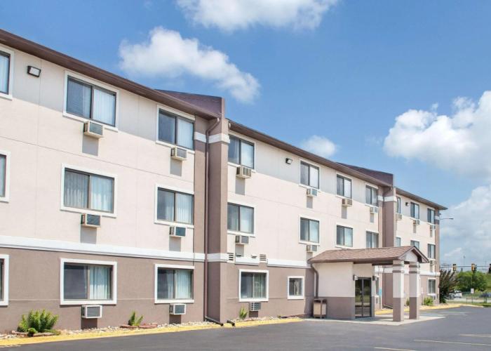 Boarders Inn & Suites by Cobblestone Hotels - Waterloo/Cedar Falls