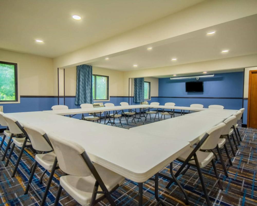 фото Days Inn & Suites by Wyndham Waterloo