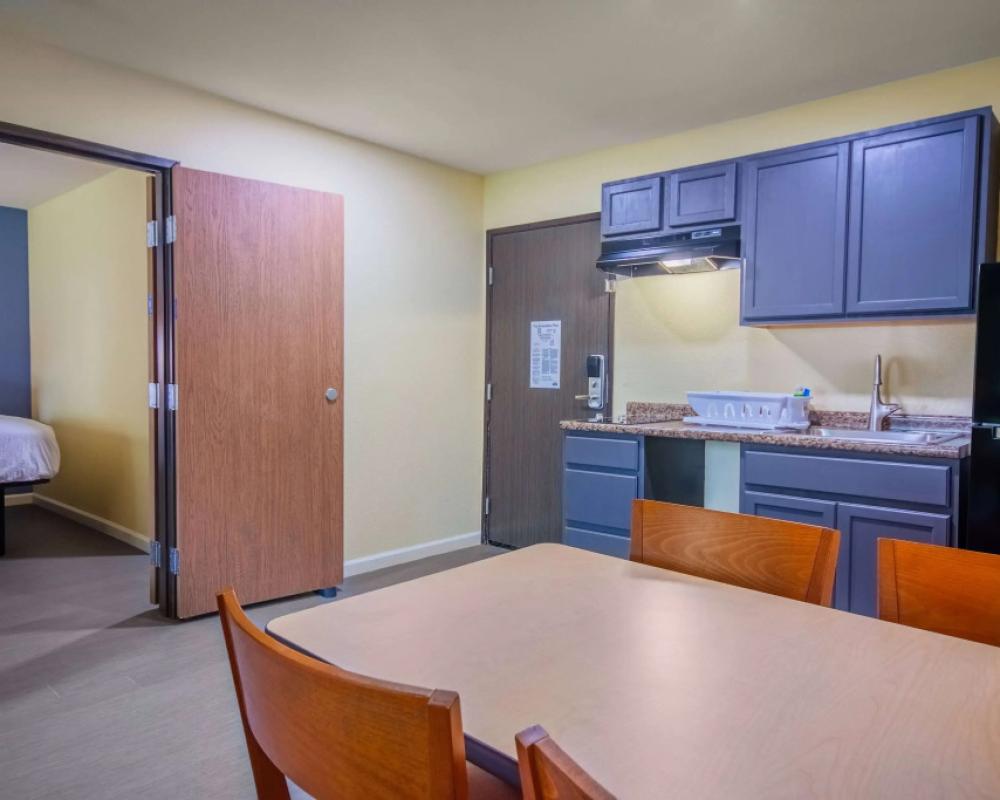 фото Days Inn & Suites by Wyndham Waterloo