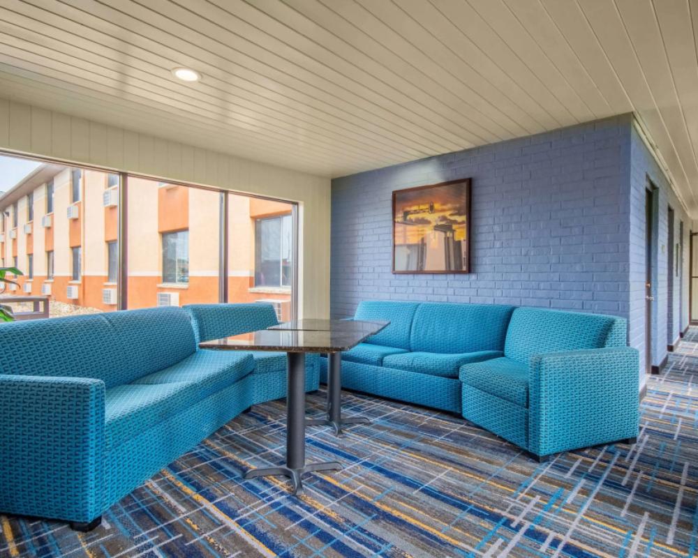 фото Days Inn & Suites by Wyndham Waterloo