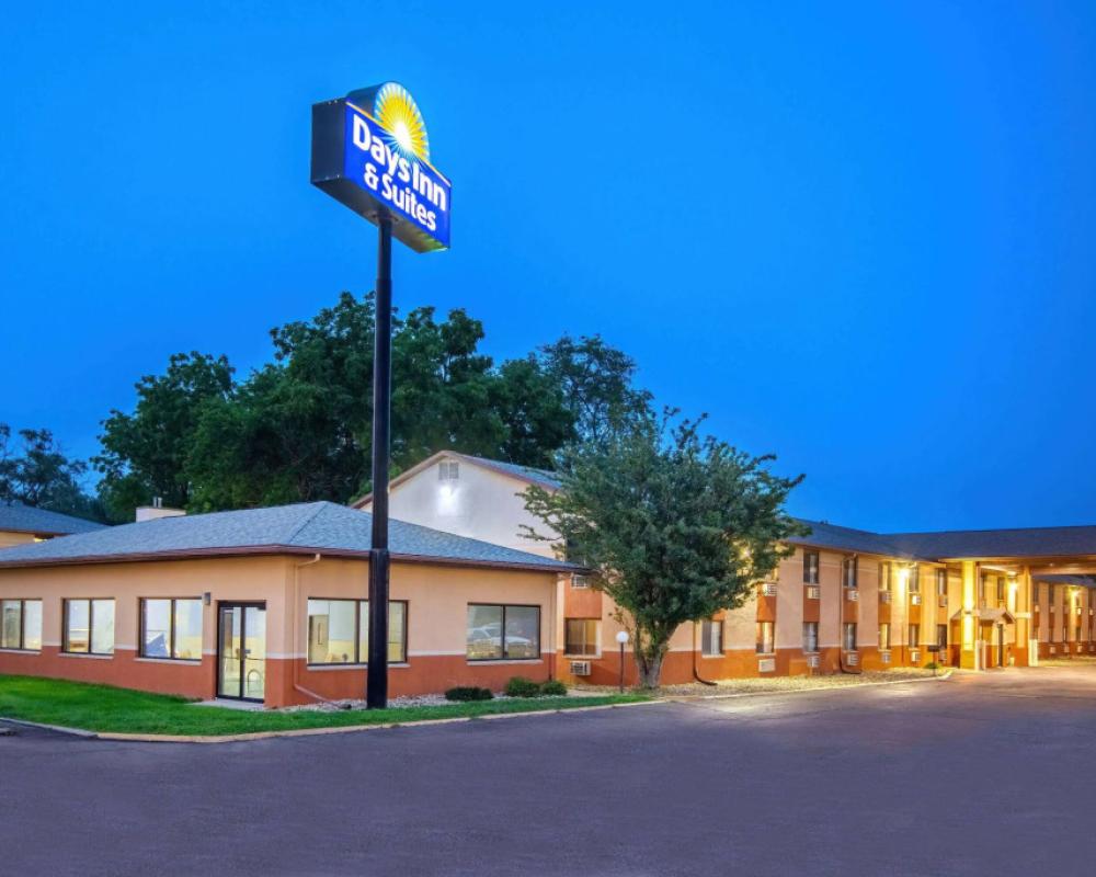 фото Days Inn & Suites by Wyndham Waterloo