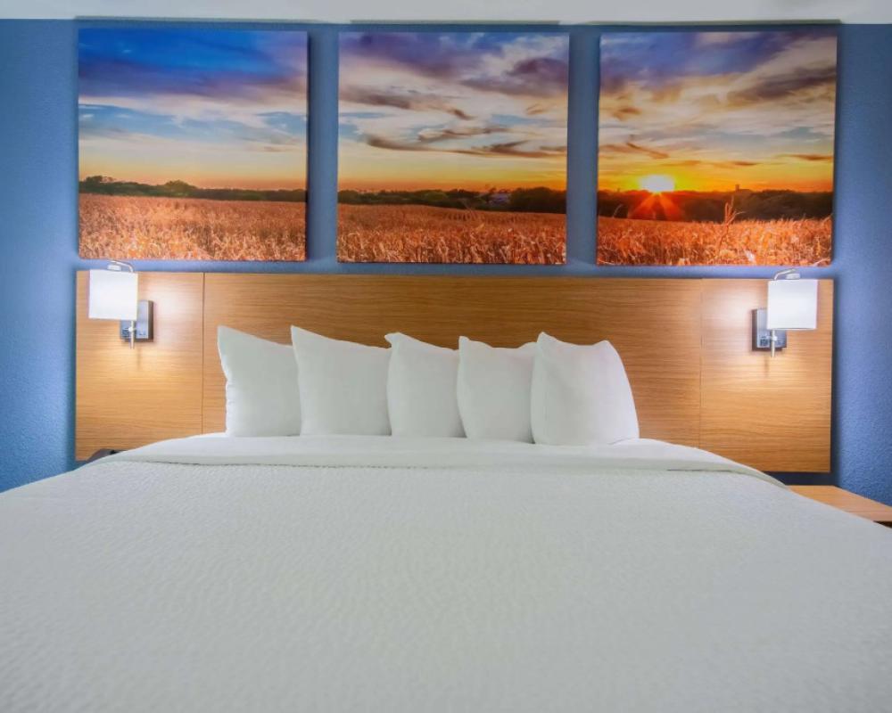 фото Days Inn & Suites by Wyndham Waterloo