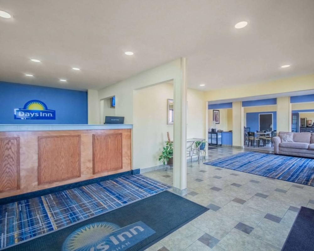фото Days Inn & Suites by Wyndham Waterloo
