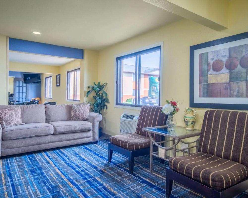 фото Days Inn & Suites by Wyndham Waterloo