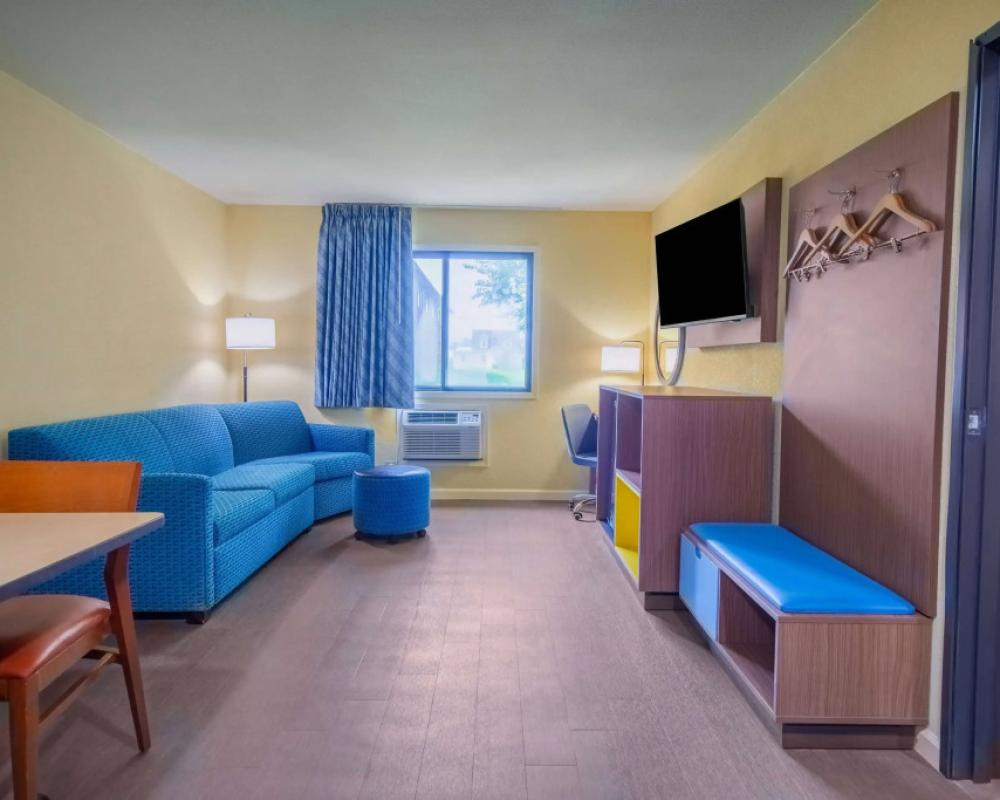 фото Days Inn & Suites by Wyndham Waterloo