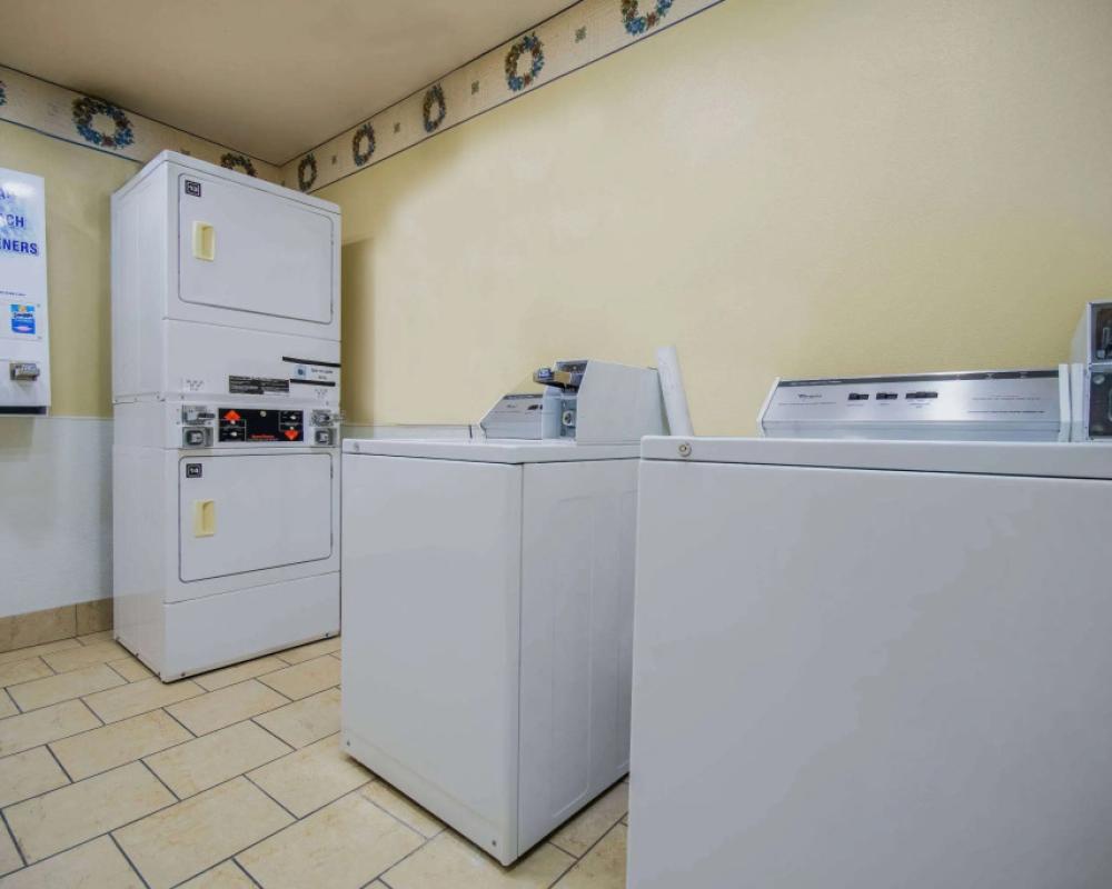 фото Days Inn & Suites by Wyndham Waterloo