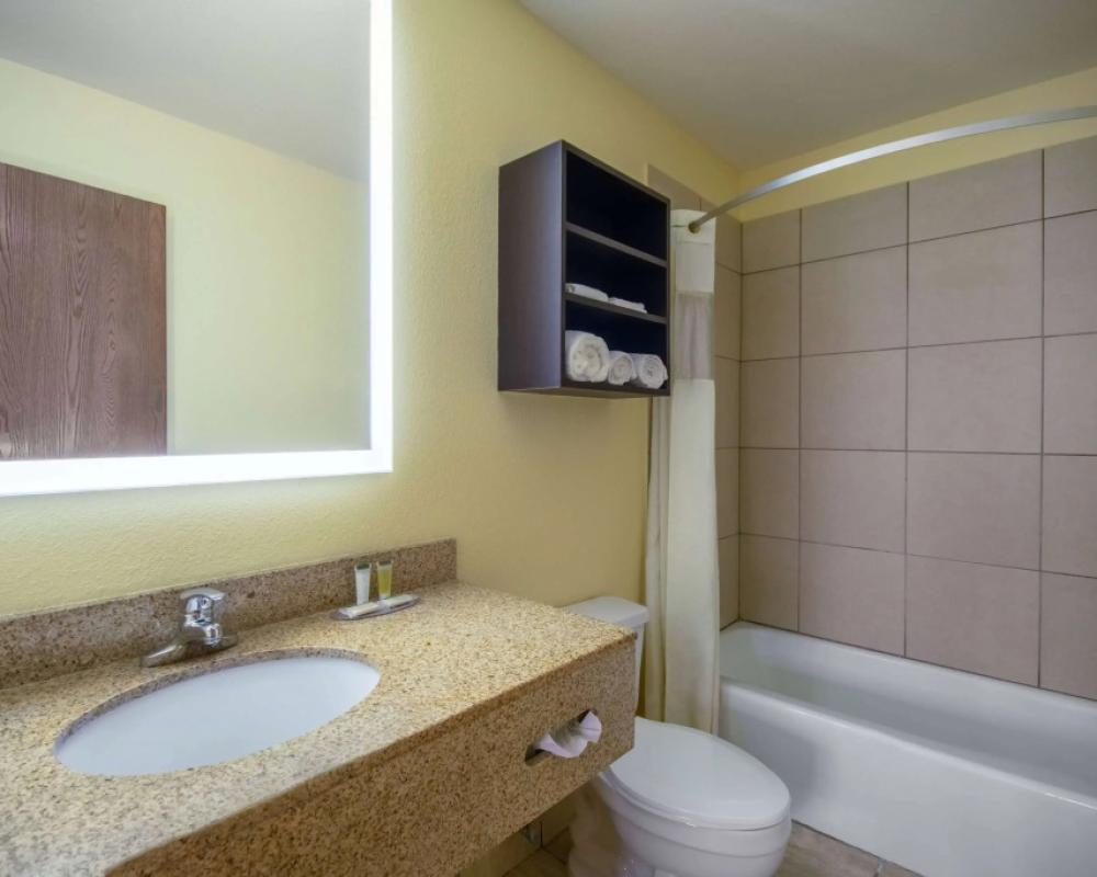 фото Days Inn & Suites by Wyndham Waterloo