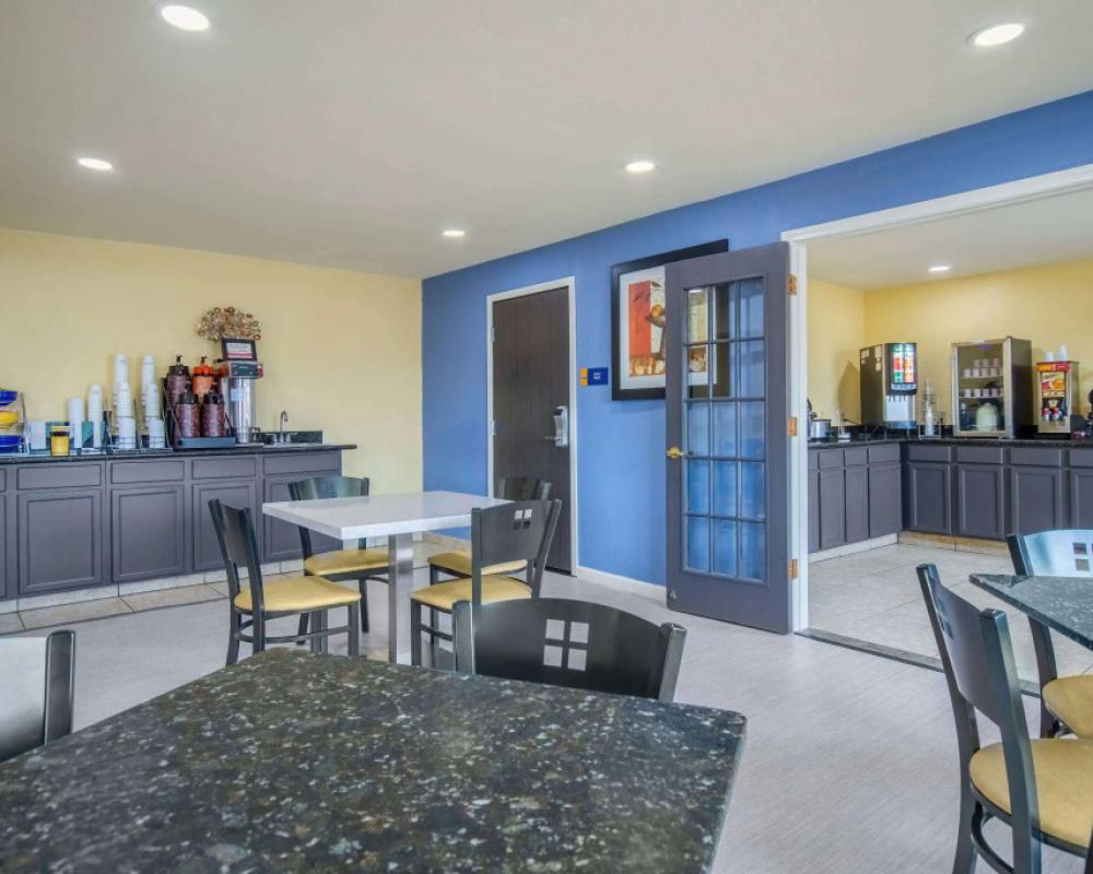 фото Days Inn & Suites by Wyndham Waterloo