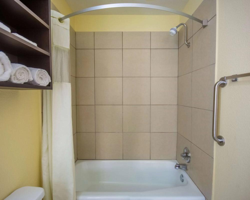 фото Days Inn & Suites by Wyndham Waterloo