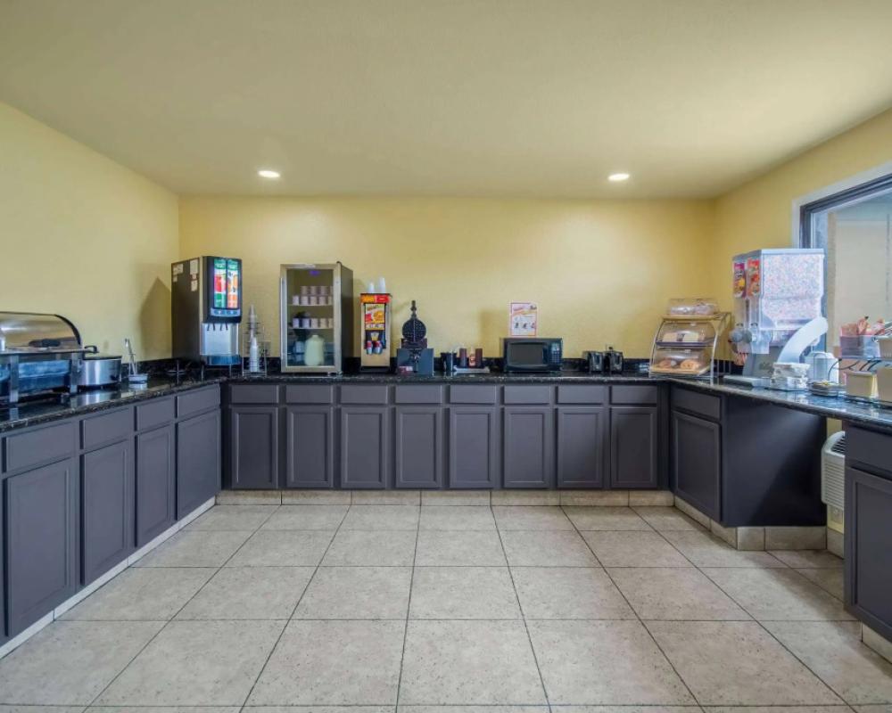 фото Days Inn & Suites by Wyndham Waterloo