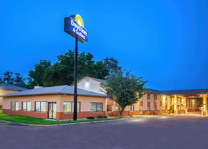 Days Inn & Suites by Wyndham Waterloo