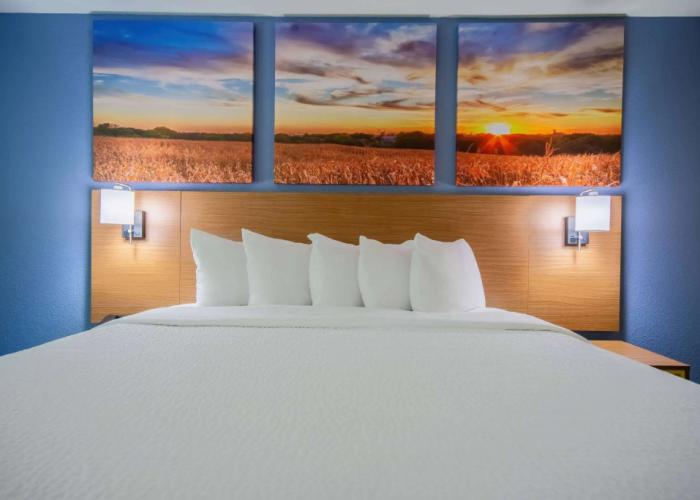 Days Inn & Suites by Wyndham Waterloo