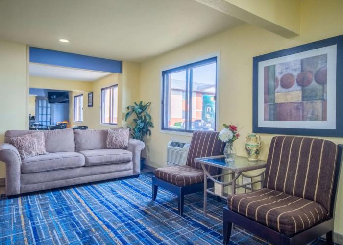 Days Inn & Suites by Wyndham Waterloo