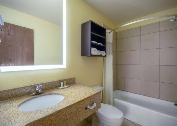 Days Inn & Suites by Wyndham Waterloo