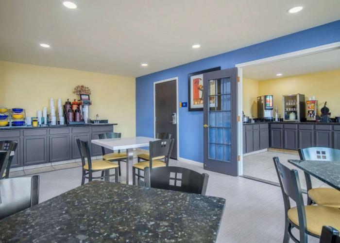 Days Inn & Suites by Wyndham Waterloo