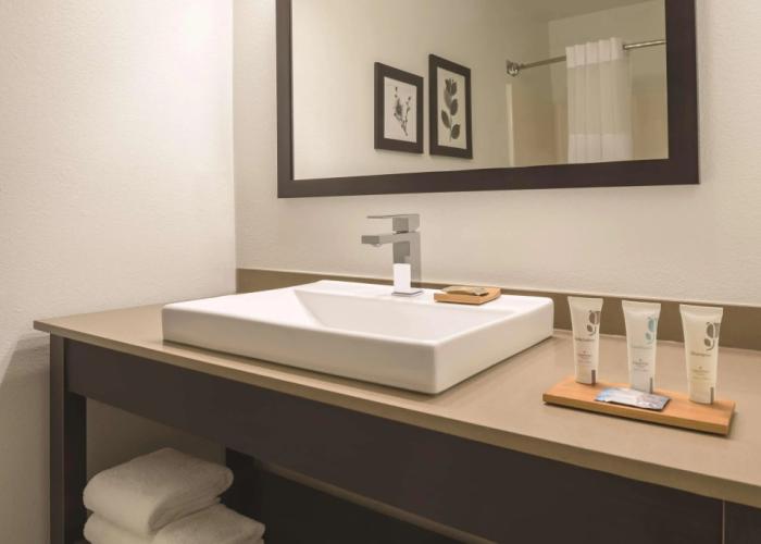 Country Inn & Suites by Radisson, Waterloo, IA