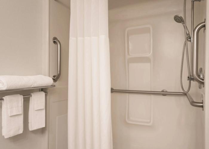 Country Inn & Suites by Radisson, Waterloo, IA