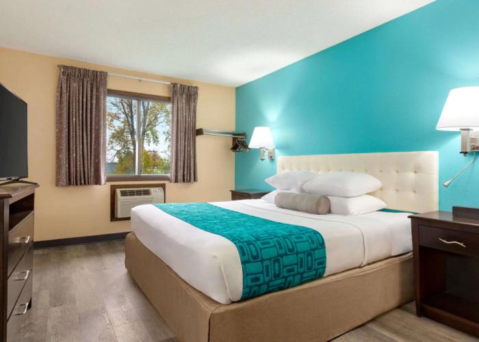 Howard Johnson by Wyndham Waterloo/Cedar Falls