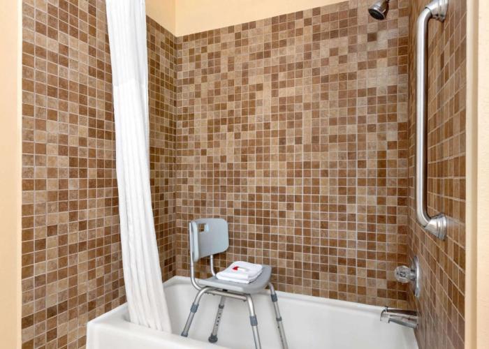 Howard Johnson by Wyndham Waterloo/Cedar Falls