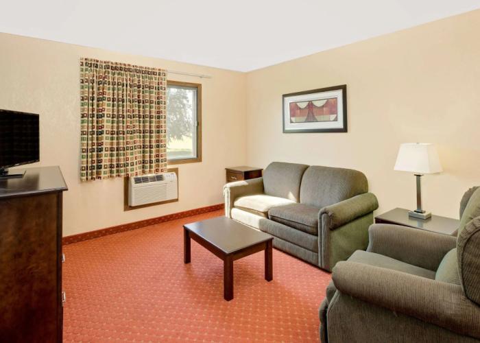 Howard Johnson by Wyndham Waterloo/Cedar Falls