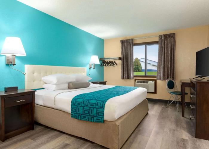 Howard Johnson by Wyndham Waterloo/Cedar Falls