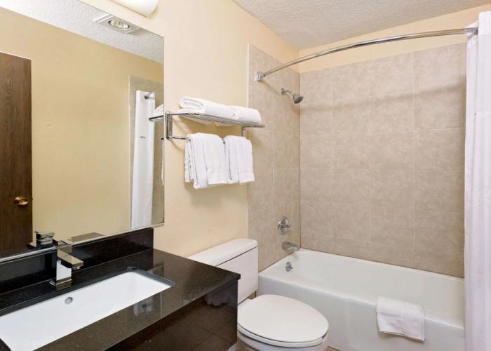 Howard Johnson by Wyndham Waterloo/Cedar Falls