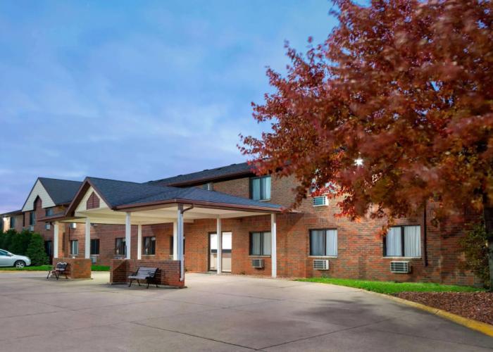 Howard Johnson by Wyndham Waterloo/Cedar Falls