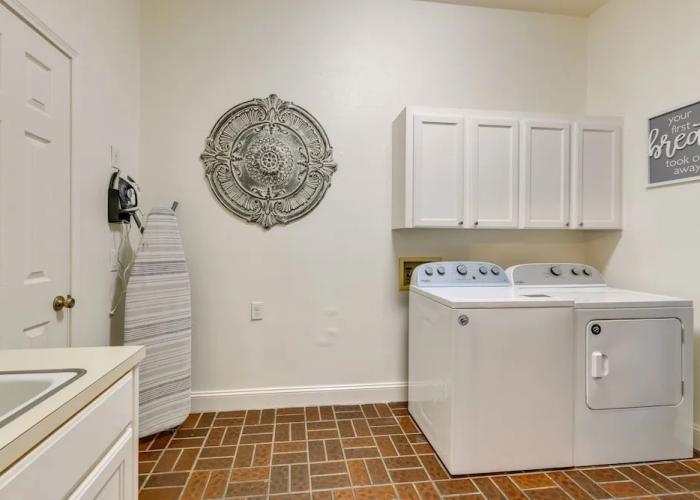 Stunning Baton Rouge Home w/ Pool: Near Lsu!