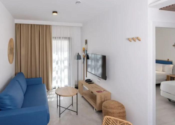 Esmeralda Cotillo Homes by LIVVO