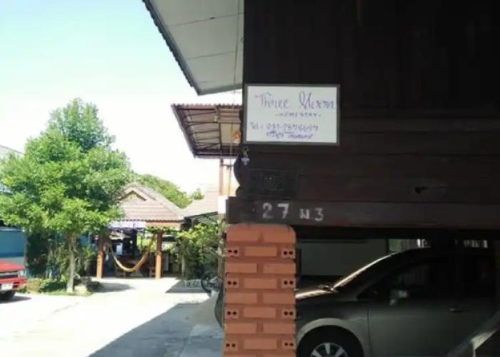 Three Moons Homestay