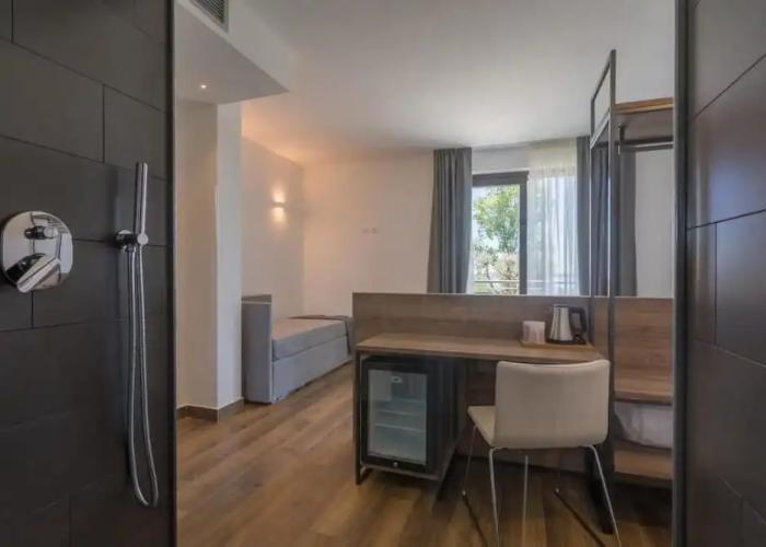 Room in B&B - Insula Felix - Deluxe Triple Room With Sea View