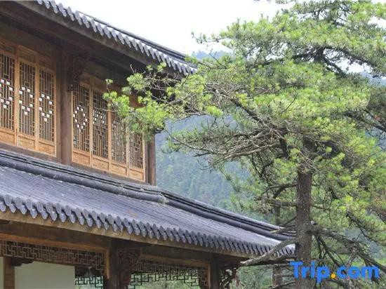 Wolongge Courtyard