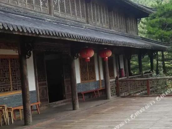 Wolongge Courtyard
