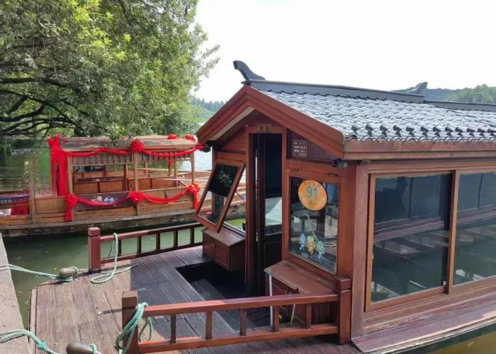Yurong West Lake Cottage Resort Hotel