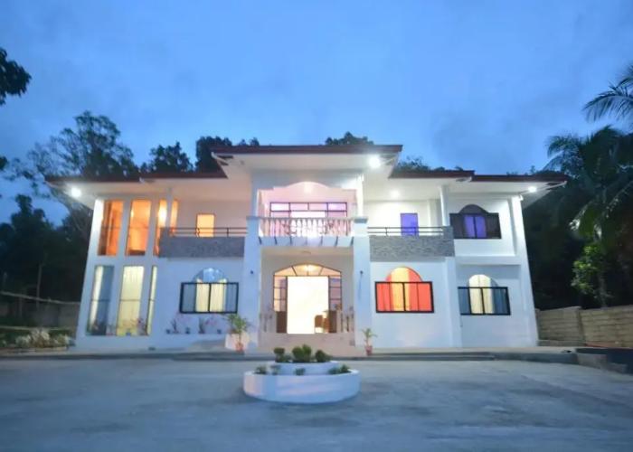 White Summerville Tourist Inn