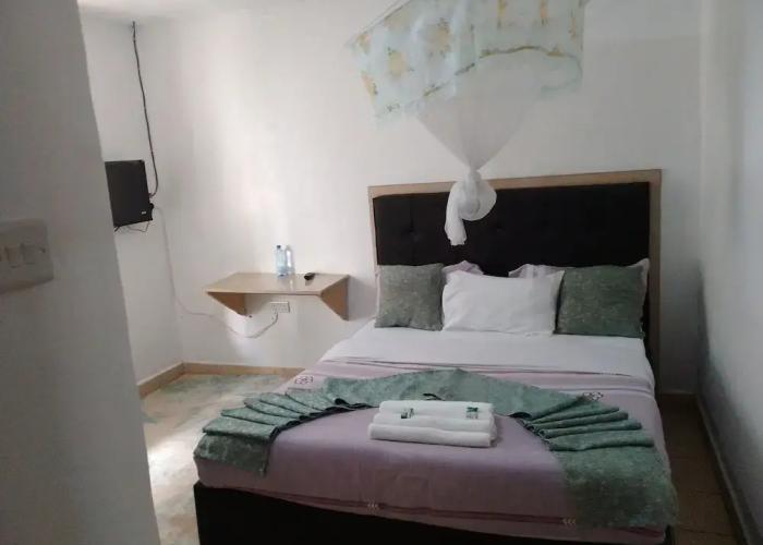 White House Lounge & Guest House