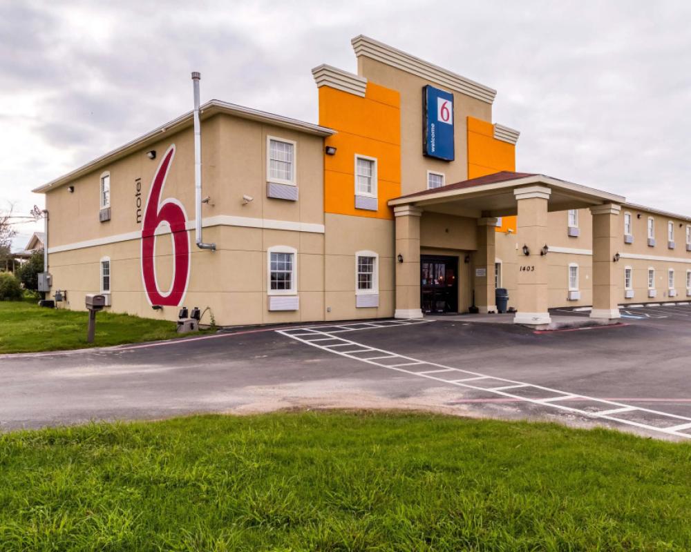 Motel 6 Jourdanton, TX