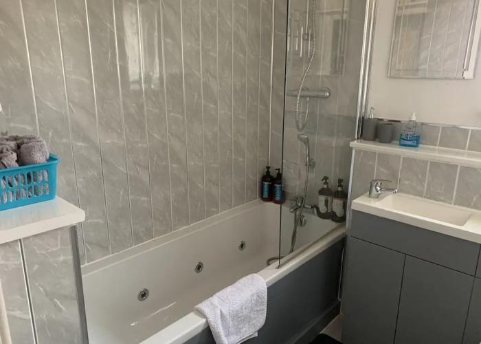 Lovely 2-bed Apartment in Wallasey, Sleeps 4