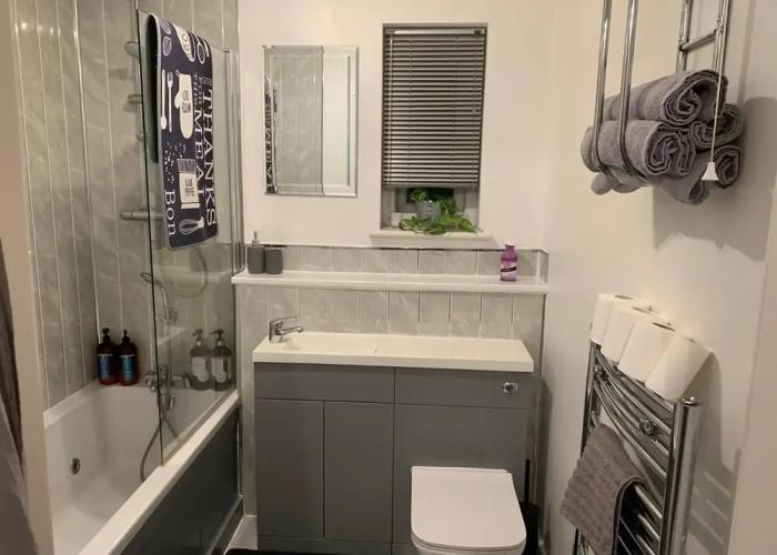 Lovely 2-bed Apartment in Wallasey, Sleeps 4
