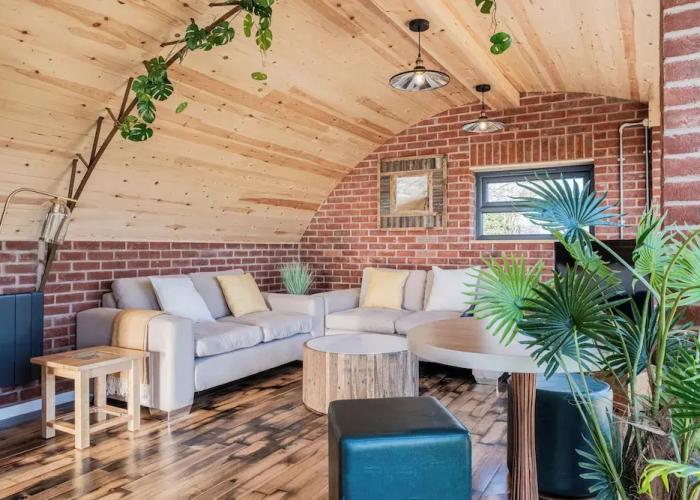 Brick Barn - Luxury Barn by River Avon