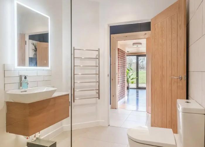 Brick Barn - Luxury Barn by River Avon