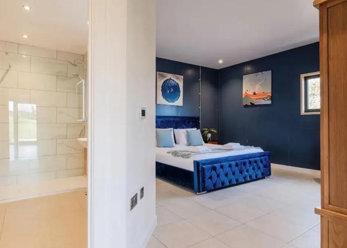 Brick Barn - Luxury Barn by River Avon