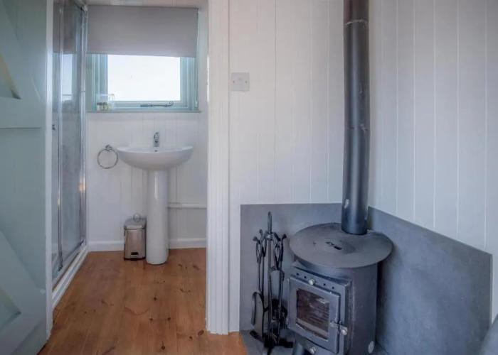 Willow - 1 Bedroom Shepherd's Hut - Amroth