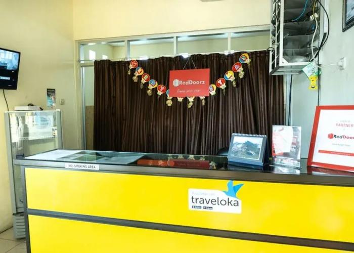 RedDoorz near H. Hasan Aroeboesman Airport