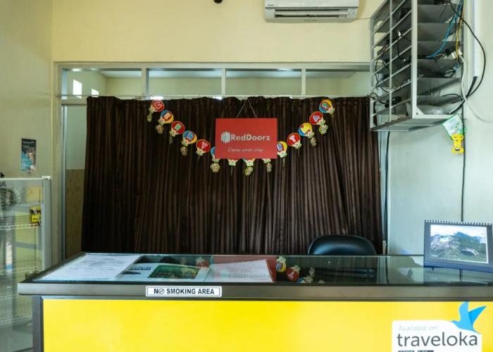 RedDoorz near H. Hasan Aroeboesman Airport