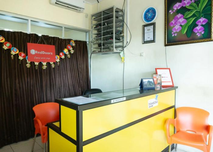 RedDoorz near H. Hasan Aroeboesman Airport