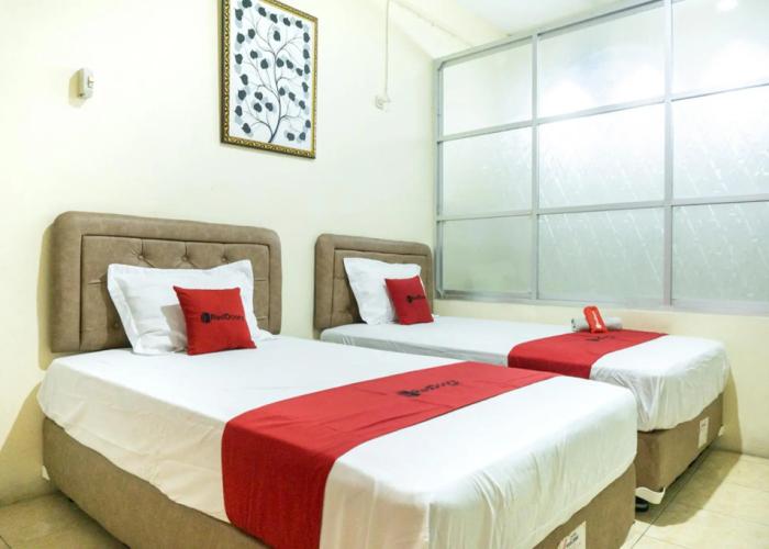 RedDoorz near H. Hasan Aroeboesman Airport
