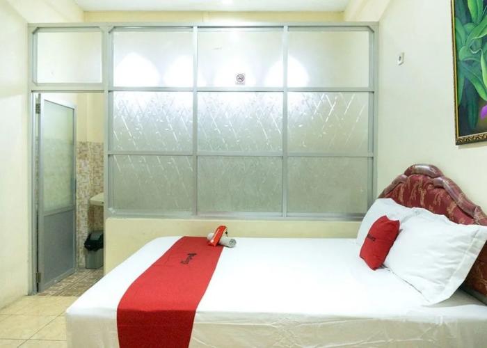 RedDoorz near H. Hasan Aroeboesman Airport
