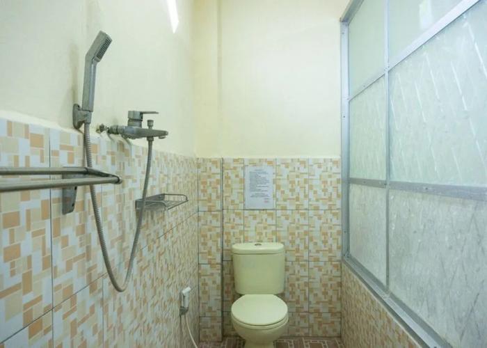 RedDoorz near H. Hasan Aroeboesman Airport